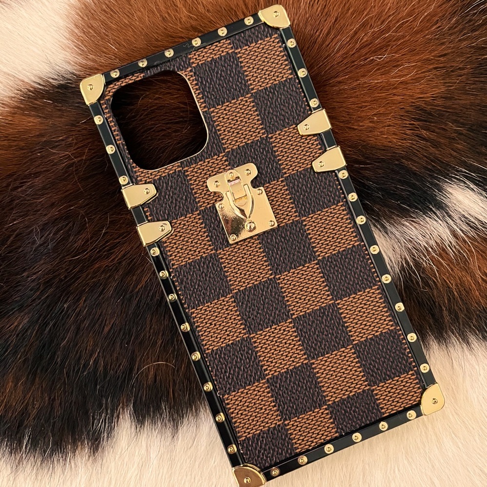 iPhone 12/12 Pro Brown Trunk Style Case📱
